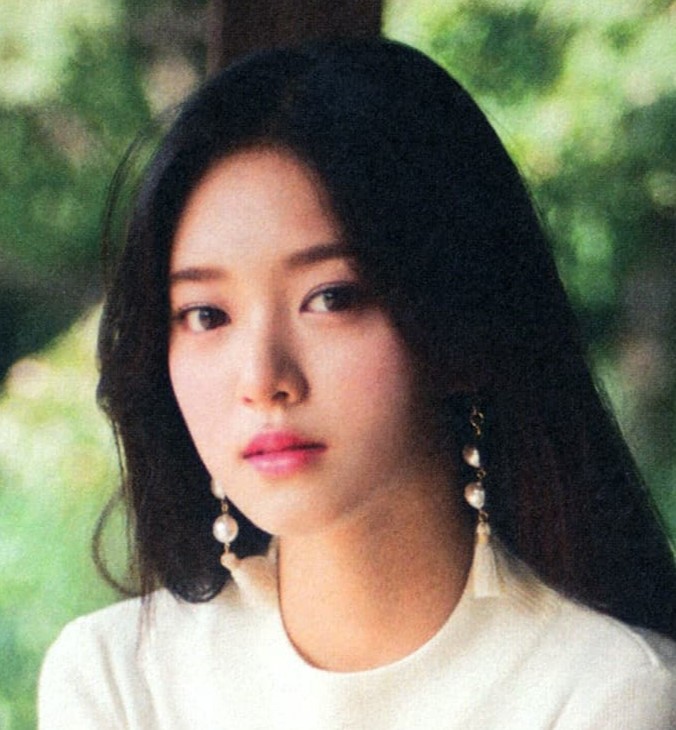 Hyunjin wearing pearl earrings.